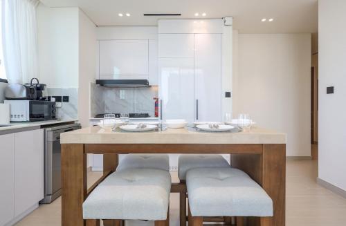 Elite LUX Holiday Homes - Stylish 2BR w Private Pool in JVC Dubai, Дубай (фото 5)