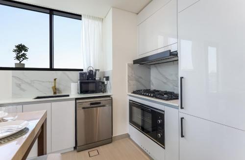 Elite LUX Holiday Homes - Stylish 2BR w Private Pool in JVC Dubai, Дубай (фото 6)