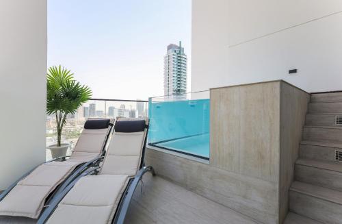 Elite LUX Holiday Homes - Stylish 2BR w Private Pool in JVC Dubai, Дубай (фото 7)