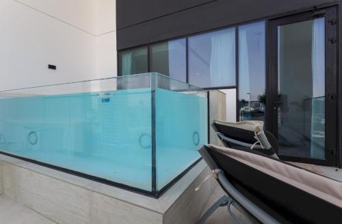 Elite LUX Holiday Homes - Stylish 2BR w Private Pool in JVC Dubai, Дубай (фото 8)