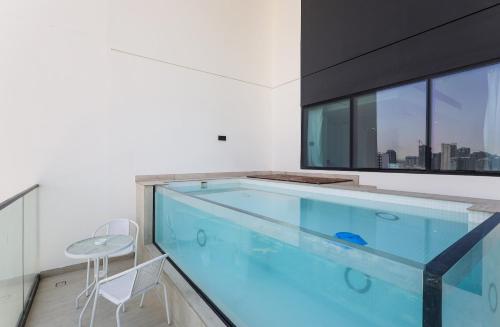Elite LUX Holiday Homes - Stylish 2BR w Private Pool in JVC Dubai, Дубай (фото 10)