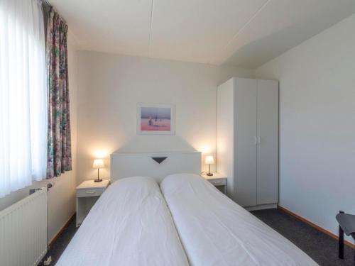 Beach Apartment 5 for 4 guests in Callanstoog - Tap to explore photos