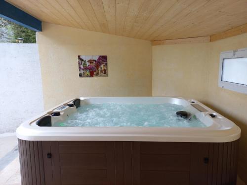 Gites de Plos chalet N1 Clim Piscine Spa Ombragé en Campagne (Gites de Plos chalet N1 Clim Piscine Spa Ombrage en Campagne) in Saint-Jean-du-Pin
