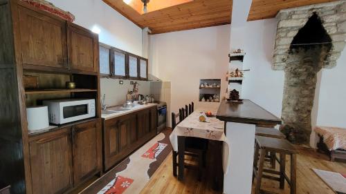 кухня, GuestHouse Mangalem in Берат