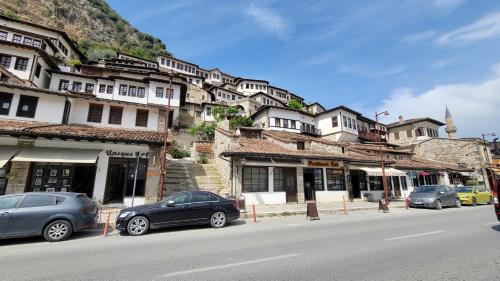Фасада на хотела, GuestHouse Mangalem in Берат