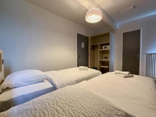 Twin Room with Private Bathroom image 5