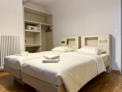 Twin Room with Private Bathroom image 4