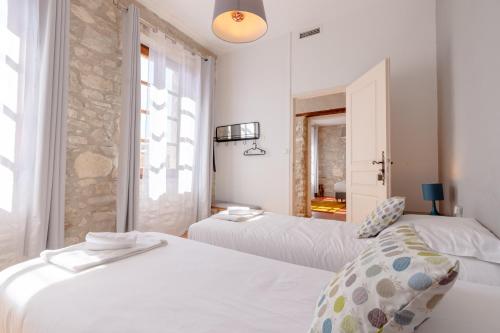 Chambre avec 2 lits, salle de bain extérieure