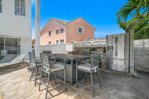 5-BD 5-BA Tropical Oasis - Pool Patio Tiki Hut in Hialeah, USA