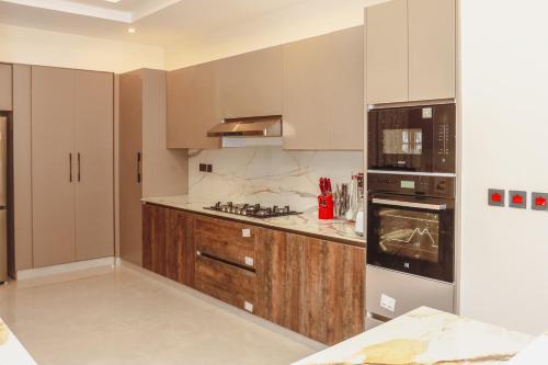 مطبخ, Mira Heights Luxurious Residence in شاطئ نيالي