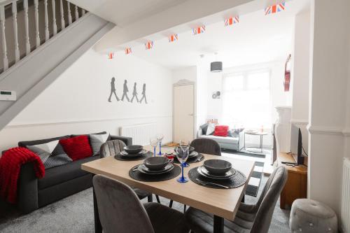 Beatles Themed Home near Anfield, sleeps 7, Garden, Contractors, Games