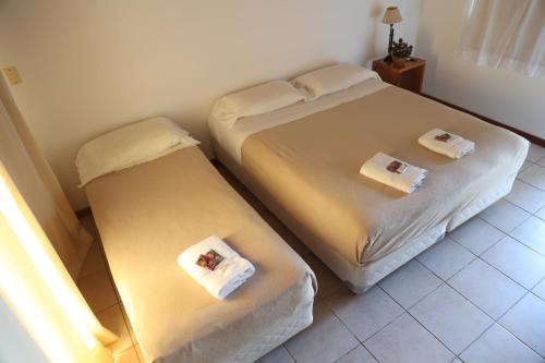 3 twin beds