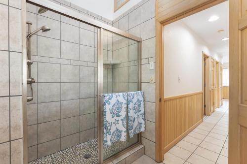 New Listing 3 Mins to Beach Pool Shuffleboard - image 4