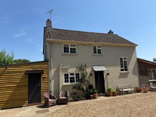 A szálláshely kívülről, The White House in Bramley (Surrey)