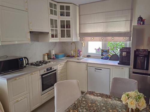 2 bedrooms, 5 beds