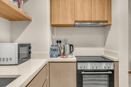 NEW 2BR Family-Friendly Pool w-Burj & Canal View, Dubaj (zdjęcie 6)