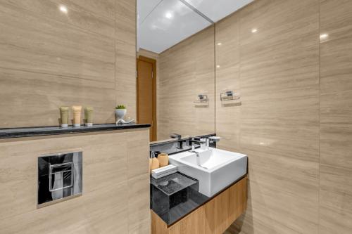 NEW 2BR Family-Friendly Pool w-Burj & Canal View, Dubaj (zdjęcie 8)