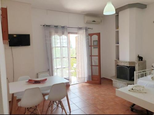 2 bedrooms, 3 beds