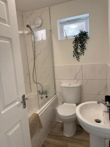 Baño, 11 York House apartment in Kettering