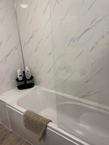 Baño, 11 York House apartment in Kettering