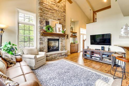 < 1 Mi to Big Boulder Mtn! Home w/ Hot Tub & Deck, Lake Harmony