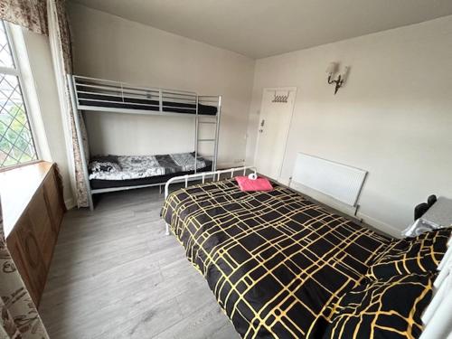 Double Bedroom Near Heathrow Airport & London 3