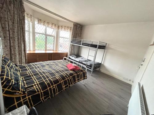 Double Bedroom Near Heathrow Airport & London 4
