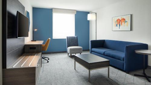 King Suite - Non-Smoking image 4