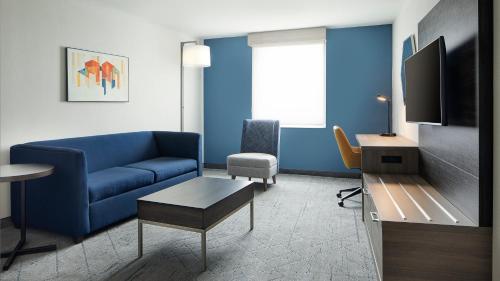 King Suite - Non-Smoking image 2