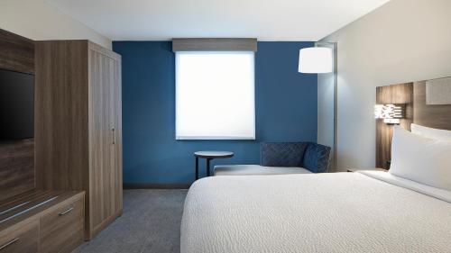 King Suite - Non-Smoking image 10