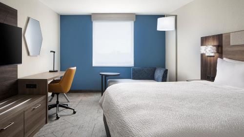 Standard King Room image 7