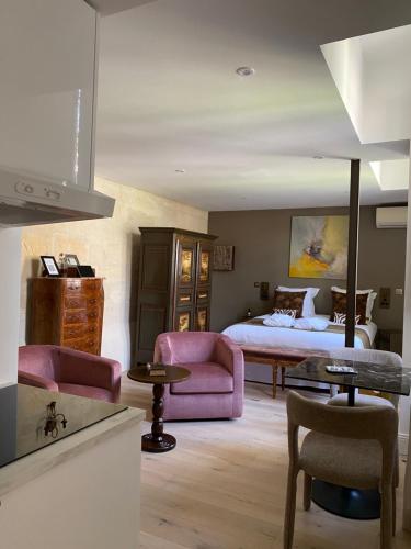 Deluxe Suite image 10