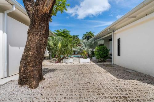 Sprawling Modern Property with a Tranquil Outdoor Living Space swimming pool and a private Casita in Портеро