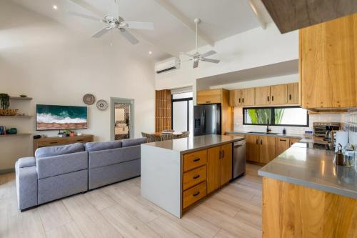 Sprawling Modern Property with a Tranquil Outdoor Living Space swimming pool and a private Casita in Портеро