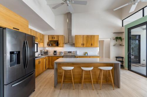 Sprawling Modern Property with a Tranquil Outdoor Living Space swimming pool and a private Casita in Портеро