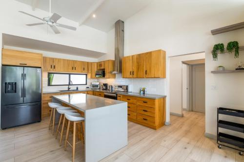Sprawling Modern Property with a Tranquil Outdoor Living Space swimming pool and a private Casita in Портеро