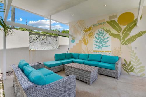 Sprawling Modern Property with a Tranquil Outdoor Living Space swimming pool and a private Casita in Портеро