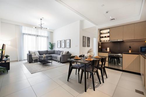 Burj Crown Luxury 4 Bedroom, Balcony Views, 5 min to Burj Khalifa, Dubai
