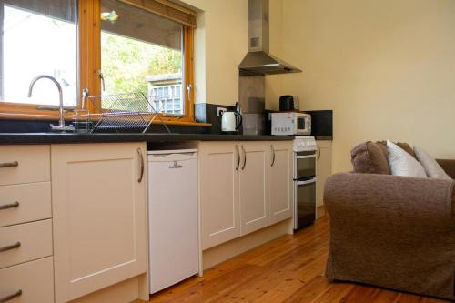 virtuve, Robins Perch Eco Lodge Apartment Lampeter in Lanfeira Klaidogau