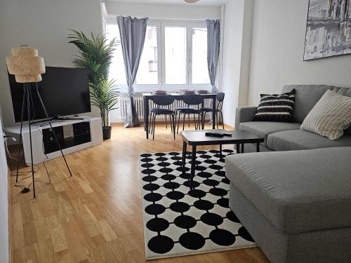 Downtown Dream 3 5BR with Balcony and Style BA21 in Zürich