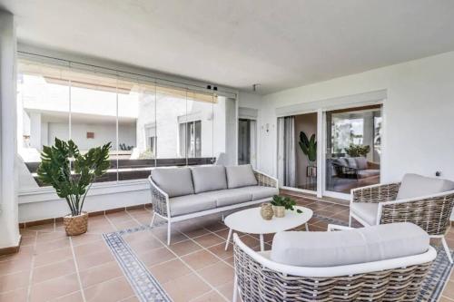 2BR apartment with pool and sea view - image 3