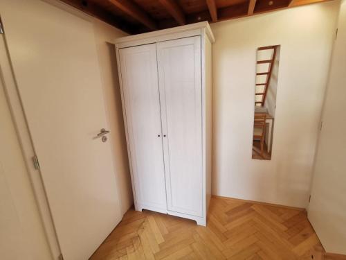 Modern studio with excellent transport links - image 2