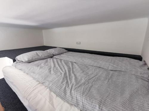 Modern studio with excellent transport links - image 5
