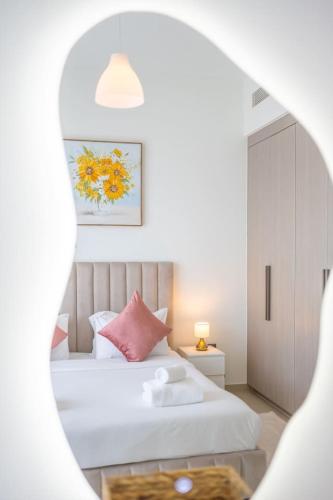 Downtown Escape 2bedroom Apartment 4 guests Dubai - image 4