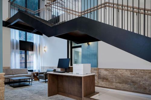 SpringHill Suites by Marriott Dallas Downtown / West End - image 3