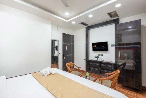 Superior King Room image 7