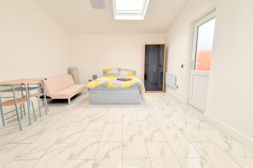 Huge 7-bedroom House in Croydon gîte à louer Waddon Marsh Tramlink Stop