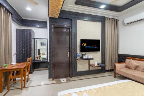 Deluxe Double or Twin Room with City View image 4