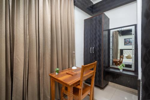Deluxe Double or Twin Room with City View image 3