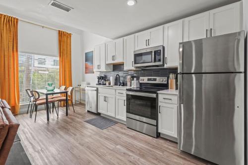 Near Medical District Walkable to Oak Lawn Bars in Oak Lawn